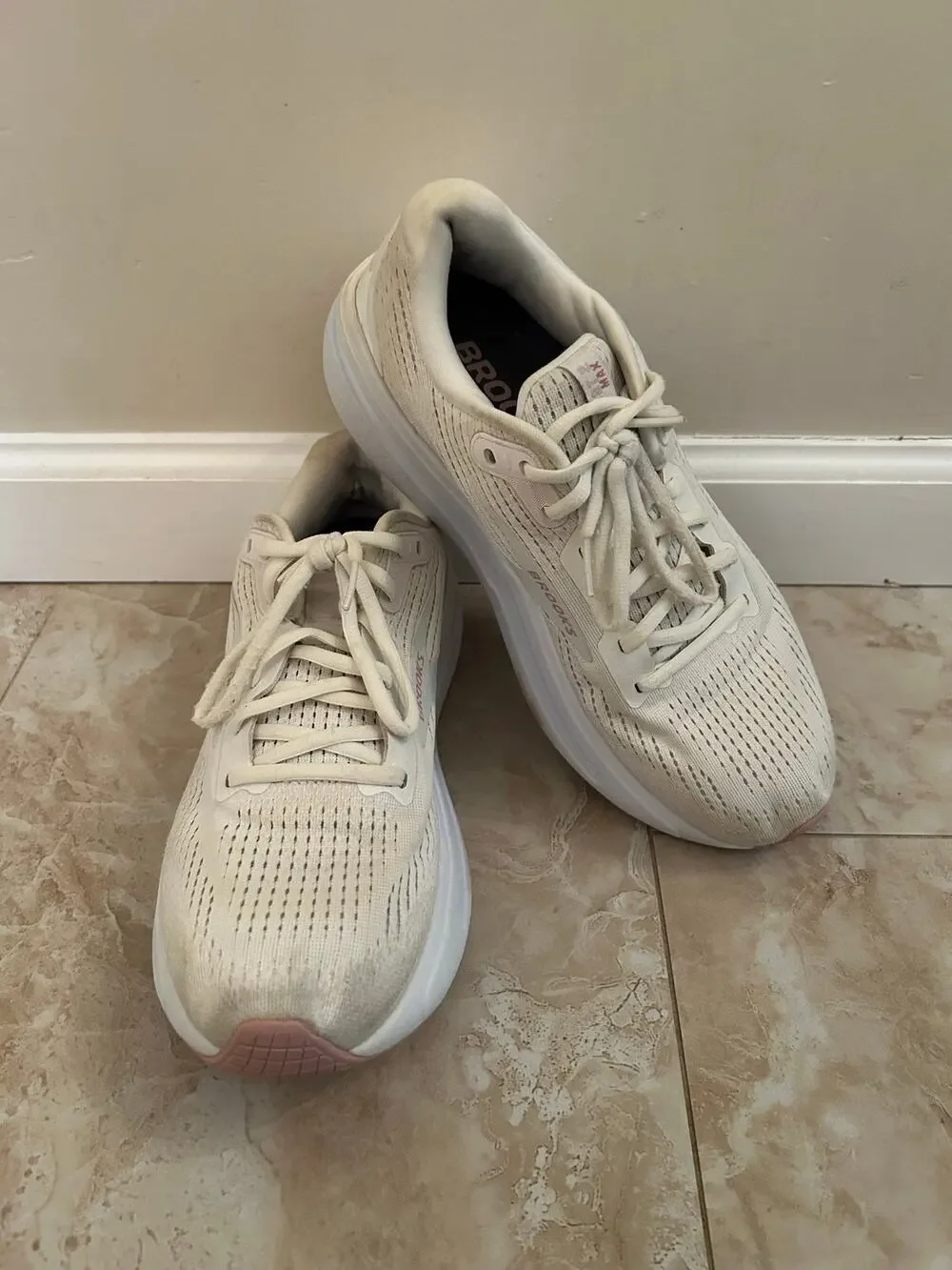Brooks Ghost Max 2 Coconut Milk Cream Sneaker W10 Athleisure Comfort Workout